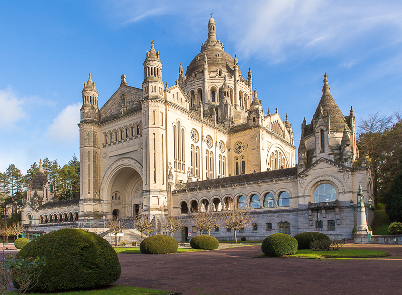 Basilica_Lisieux_1_800px.JPG